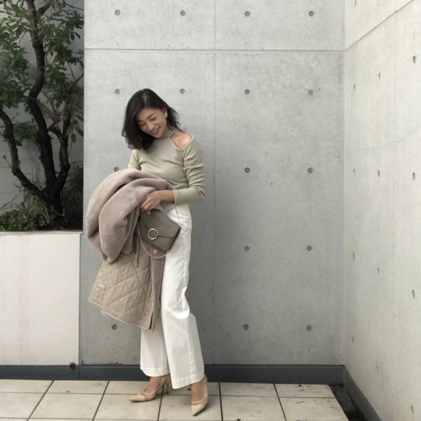 GU新作「リブカットアウトT」、1490円で叶える大人フェミニンコーデ