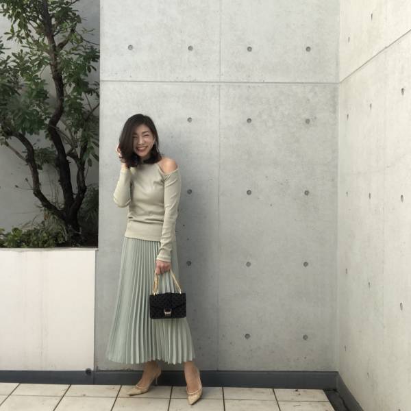 GU新作「リブカットアウトT」、1490円で叶える大人フェミニンコーデ