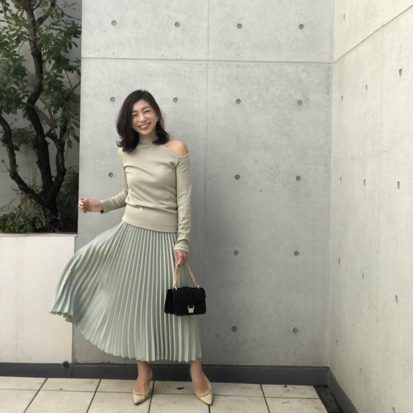 GU新作「リブカットアウトT」、1490円で叶える大人フェミニンコーデ