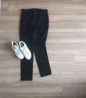 穿き心地抜群！ UNIQLO黒スキニーで大人のカジュアルコーデ