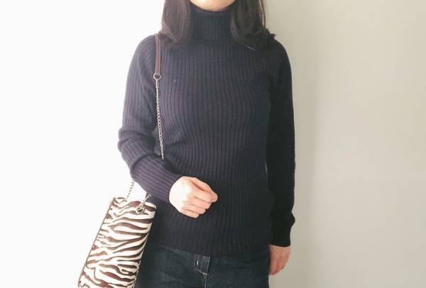 無印良品2990円のチクチクしないタートルセーター。デニムと楽しむ大人コーデ