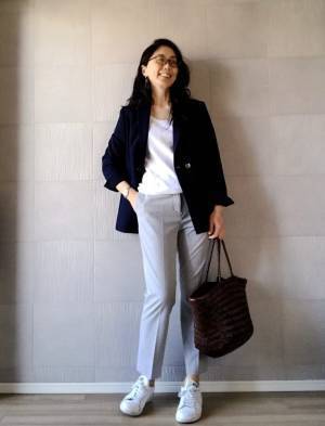 UNIQLOアンクルパンツはライトグレーが狙い目！　大人女性の春色コーデ