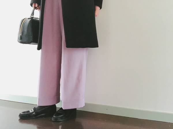 OPAQUEのワイドパンツはU3000円！　黒×パステルでマンネリ払拭コーデ