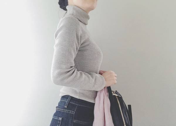 無印良品の春まで使えるセーター2990円。穏やかな色が主役の大人のコーデ