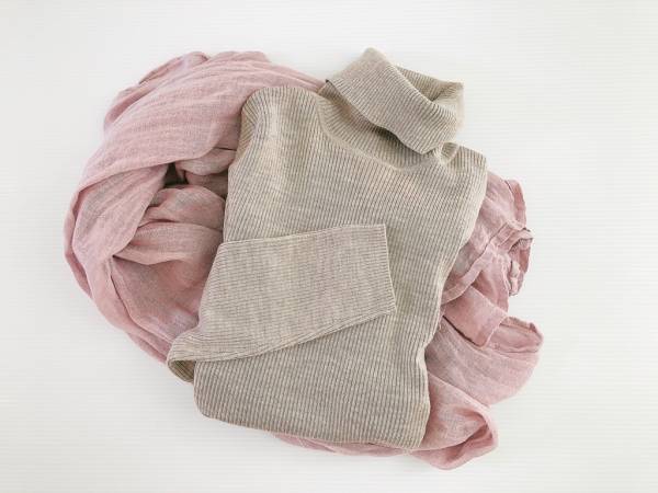 無印良品の春まで使えるセーター2990円。穏やかな色が主役の大人のコーデ