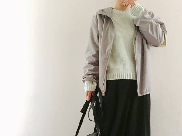 GU「ライトグリーンセーター」790円で叶える、“春感”大人の白スニーカーコーデ