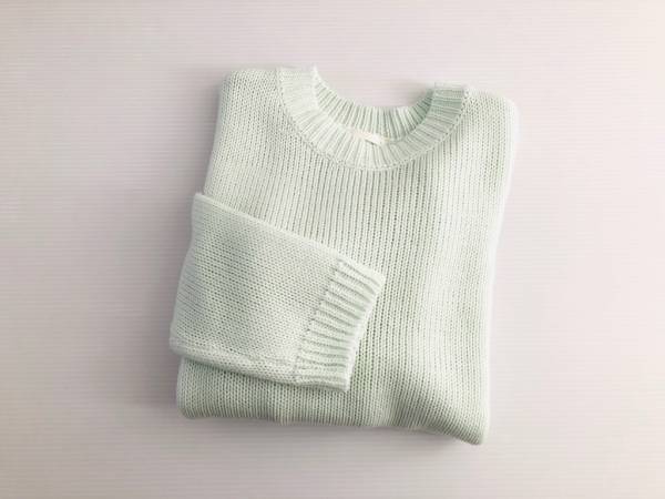 GU「ライトグリーンセーター」790円で叶える、“春感”大人の白スニーカーコーデ