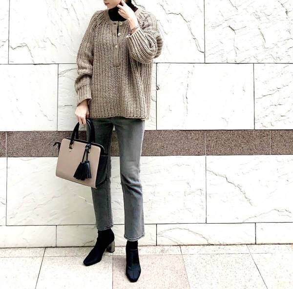 まだ肌寒い日のインナーは、ユニクロヒートテックのタートルTで決まり！