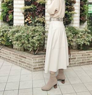 ZARAのエコレザースカートで春の高見えコーデ。おしゃれ鮮度もUP！