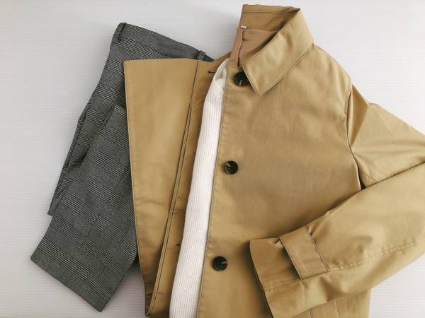 無印良品のステンカラーコートU5000。春先の大人カジュアルコーデ