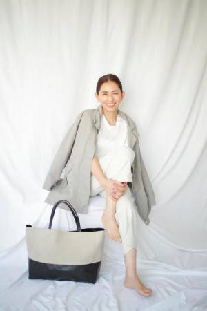 花咲く季節のおすすめ着映えアウター２選。華やかカラーで春気分が急上昇！