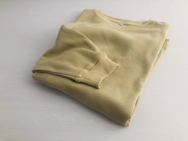 無印良品のワッフルTシャツ1990円。今旬くすみグリーンで大人の春コーデ