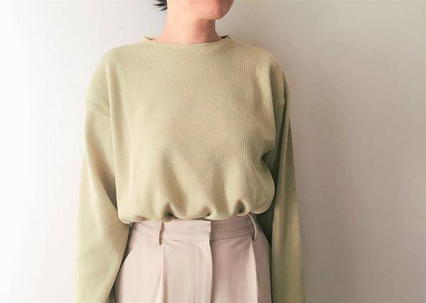 無印良品のワッフルTシャツ1990円。今旬くすみグリーンで大人の春コーデ