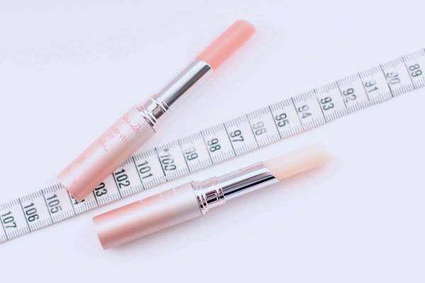 【コンビニコスメ】デパコスレベルの潤い！ 桜色「パラドゥ」のヴェールリップを試してみた