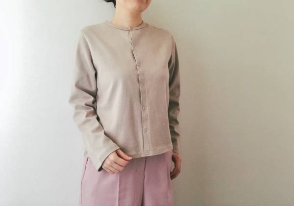 無印良品カーディガン2990円。“プチおでかけ”からリモートワークまで使える