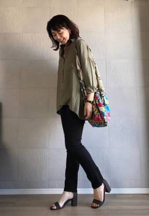 カジュアルだけどちょっとセクシー。MOUSSYカーキシャツであざとくコーデ