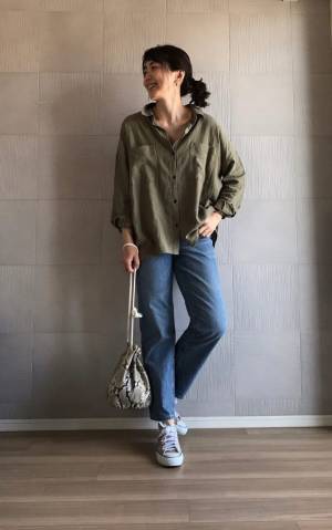 カジュアルだけどちょっとセクシー。MOUSSYカーキシャツであざとくコーデ