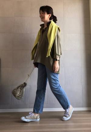 カジュアルだけどちょっとセクシー。MOUSSYカーキシャツであざとくコーデ