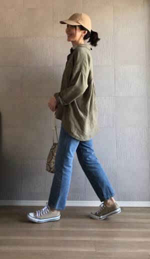 カジュアルだけどちょっとセクシー。MOUSSYカーキシャツであざとくコーデ