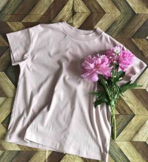 GU990円！ 大人女性の“華やかピンク”。選び方と着こなし方