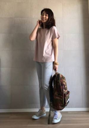 GU990円！ 大人女性の“華やかピンク”。選び方と着こなし方