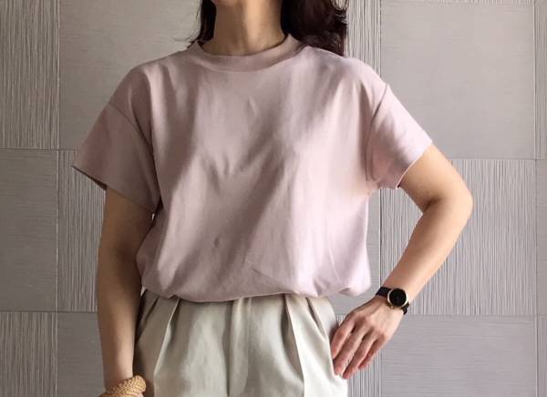 GU990円！ 大人女性の“華やかピンク”。選び方と着こなし方