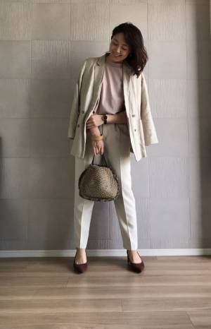 GU990円！ 大人女性の“華やかピンク”。選び方と着こなし方