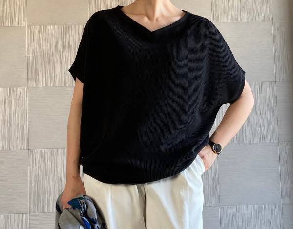 夏こそ！ 自宅でガシガシ“洗える”黒ニットをシック着こなして