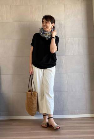 夏こそ！ 自宅でガシガシ“洗える”黒ニットをシック着こなして