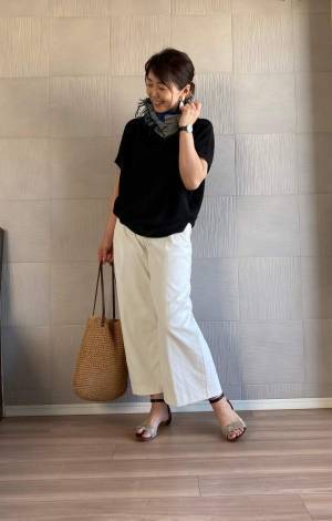 夏こそ！ 自宅でガシガシ“洗える”黒ニットをシック着こなして