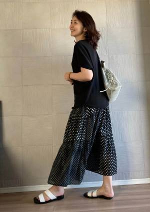 夏こそ！ 自宅でガシガシ“洗える”黒ニットをシック着こなして