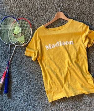 ラフなコーデで垢抜ける！ 大人のための“ロゴT”活用術