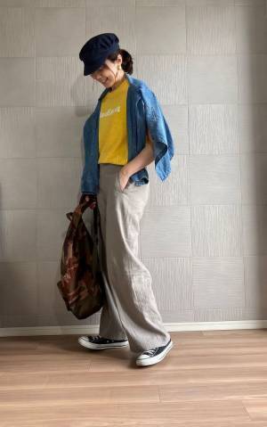 ラフなコーデで垢抜ける！ 大人のための“ロゴT”活用術