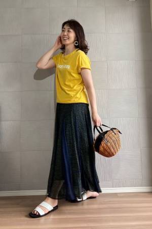 ラフなコーデで垢抜ける！ 大人のための“ロゴT”活用術