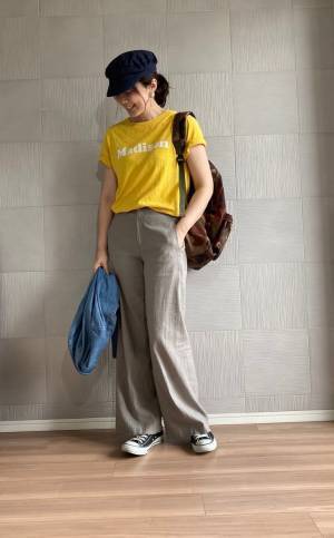 ラフなコーデで垢抜ける！ 大人のための“ロゴT”活用術