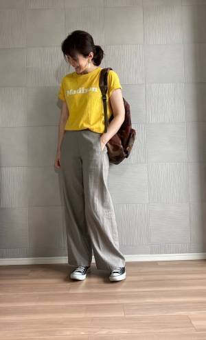 ラフなコーデで垢抜ける！ 大人のための“ロゴT”活用術