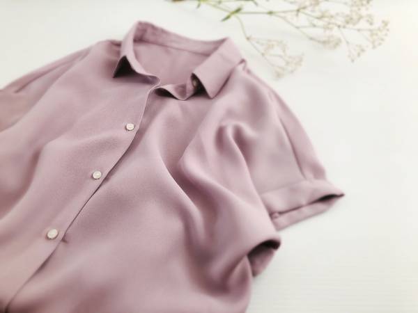 肩幅問題を解消！ GU990円シャツでデコルテ周りをキレイ見せ。