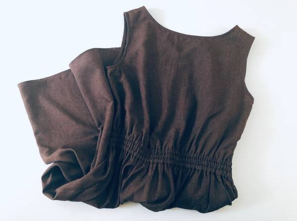 GUの美シルエットワンピース1490円。夏の着こなしテクニックをご紹介