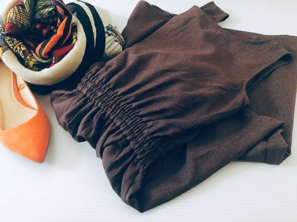 GUの美シルエットワンピース1490円。夏の着こなしテクニックをご紹介