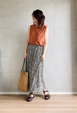 ユニクロのコットンノースリーブTシャツで着痩せ！ 大人女性必見です