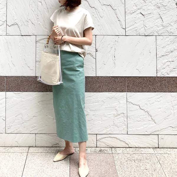 ユニクロのコットンフレンチスリーブTで叶える大人フェミニンな着こなし