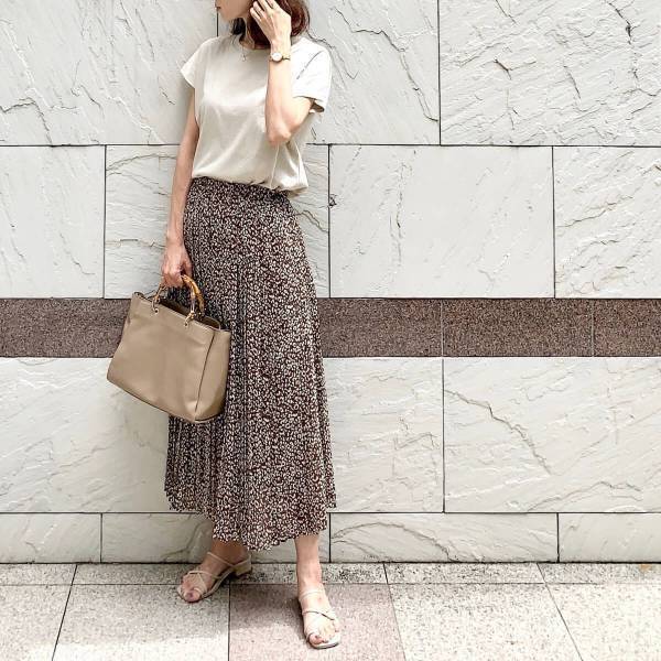 ユニクロのコットンフレンチスリーブTで叶える大人フェミニンな着こなし