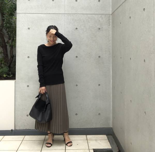 【UNIQLO】シフォンプリーツが大人上品！ オンオフ対応で秋まで使えます