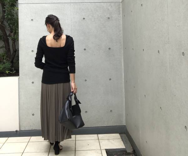 【UNIQLO】シフォンプリーツが大人上品！ オンオフ対応で秋まで使えます