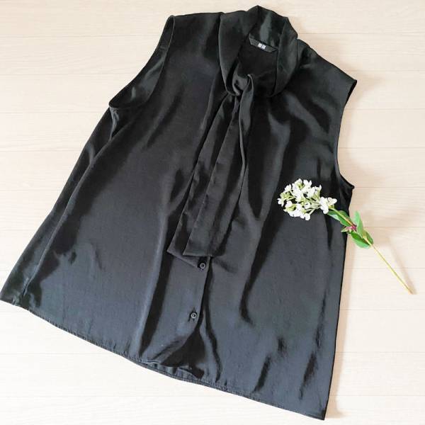 【UNIQLO】二の腕カバー＆細見え！ 大人女性がノースリーブブラウスをきれいに着こなす方法は？