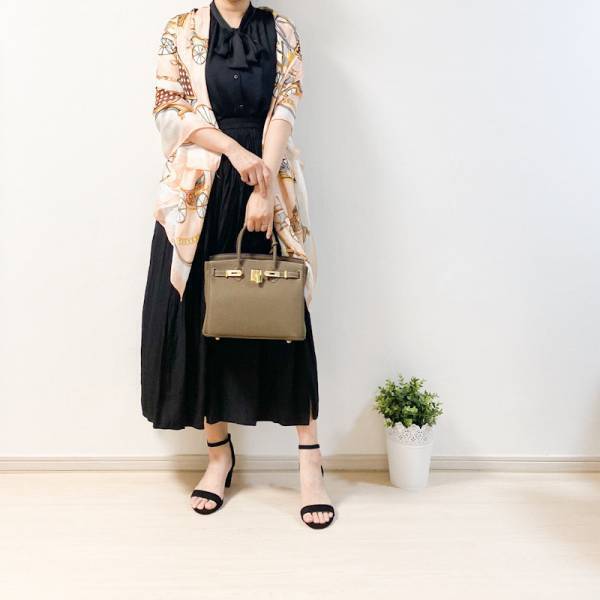 【UNIQLO】二の腕カバー＆細見え！ 大人女性がノースリーブブラウスをきれいに着こなす方法は？