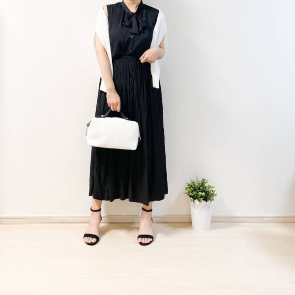 【UNIQLO】二の腕カバー＆細見え！ 大人女性がノースリーブブラウスをきれいに着こなす方法は？