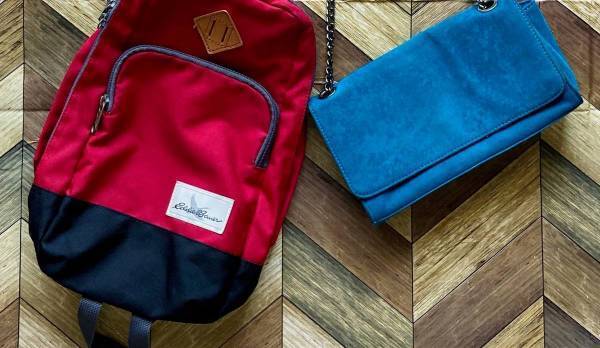 【ユニクロ】逸品！ブラックパンツで40代のカラーバッグコーデもうまくいく