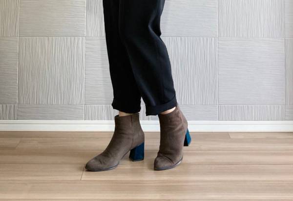 【ユニクロ】逸品！ブラックパンツで40代のカラーバッグコーデもうまくいく