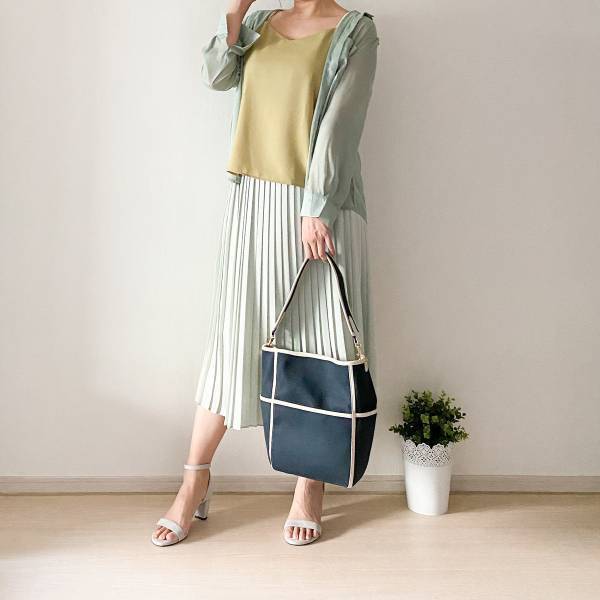 【UNIQLO】シアーシャツ×プリーツスカートでトレンドライクに！ 40代女性におすすめなすっきり垢抜けコーデ